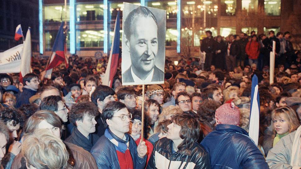 В конечном счете массовые протесты привели к отставке президента Густава Гусака. В декабре было сформировано новое коалиционное правительство, в котором оппозиция получила половину мест наравне с коммунистами

