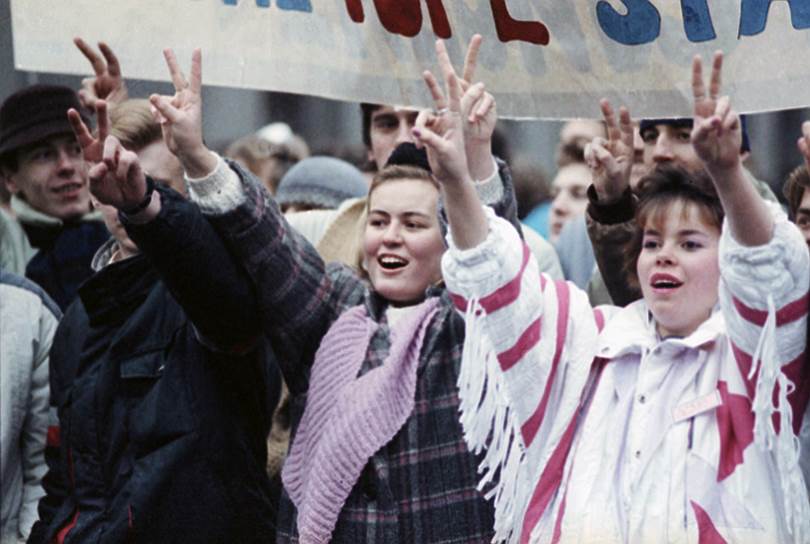 В марте 1990 года Федеральное собрание отказалось от прежнего названия страны. В апреле название было заменено на Словацкая и Чешская Федеративная Республика. Два года спустя части республики разделились на независимые государства
