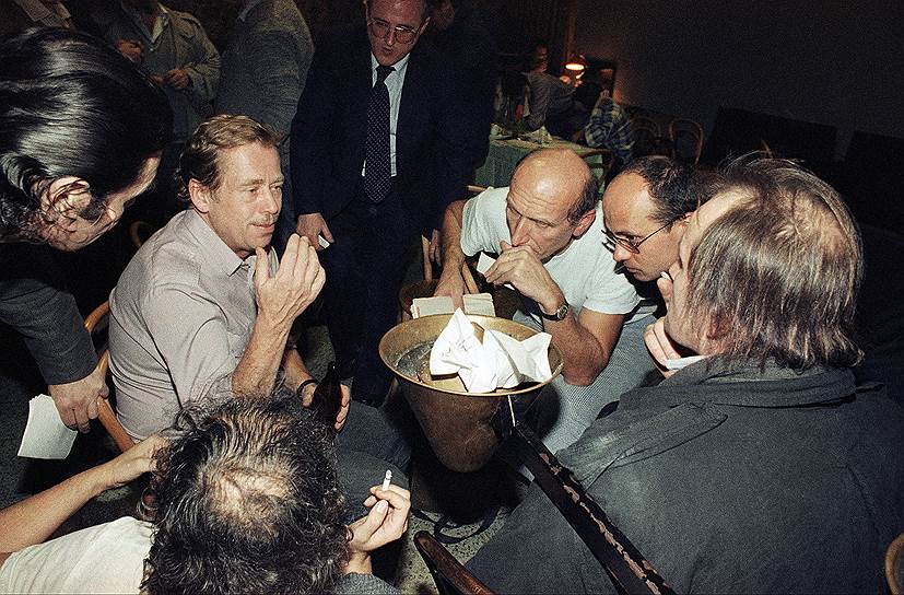 Президентом Чехословакии был избран писатель, политический диссидент и правозащитник Вацлав Гавел (слева)