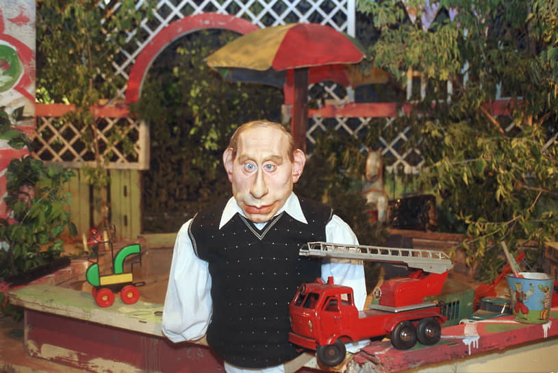 Кукла «Владимир Путин» в декорациях телеканала НТВ