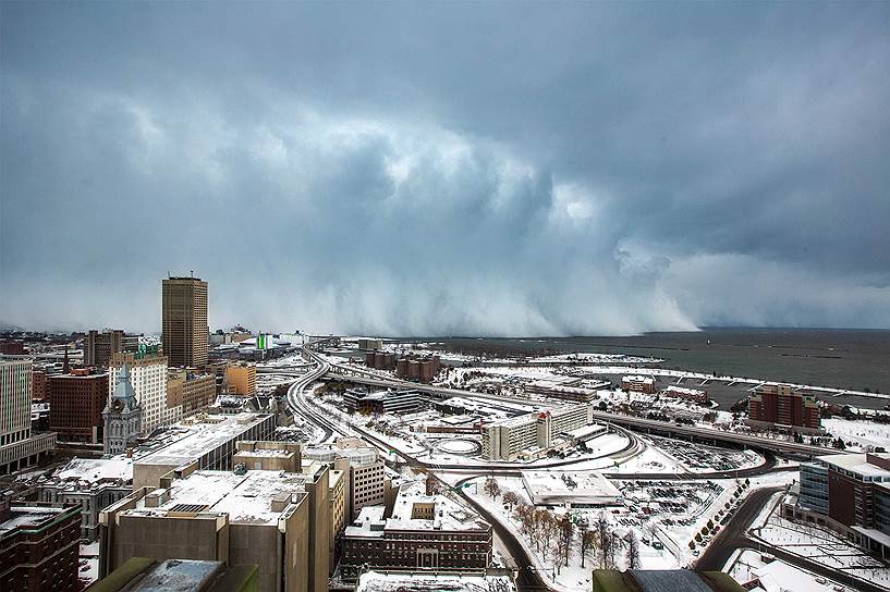 Буффало, штат Нью-Йорк, США. Снежная буря, надвигающаяся на город, над озером Эри