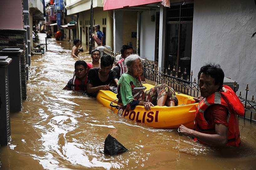 Джакарта, Индонезия. Эвакуация людей из зоны наводнения, вызванного проливными дождями