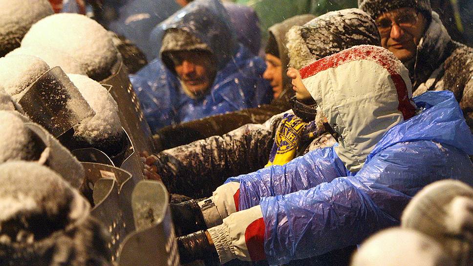 9 декабря. Началась подготовка к штурму Майдана. Солдаты внутренних войск и бойцы «Беркута» окружили блокпосты оппозиции в правительственном квартале, после чего начали вытеснять митингующих с прилегающих улиц. Работники коммунальных служб разобрали баррикады. В столкновениях пострадали десять активистов и два сотрудника правоохранительных органов 