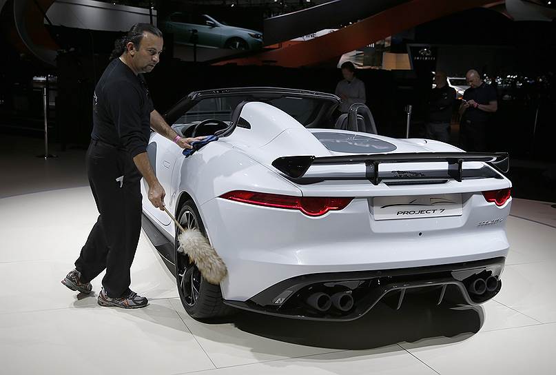 Jaguar F-Type Project 7 оборудован складной крышей, объем багажного отсека при этом составляет всего 196 литров. Первые покупатели смогут получить свои машины в середине 2015 года. Все будет собрано 250 таких купе, но в Россию они поставляться не будут
