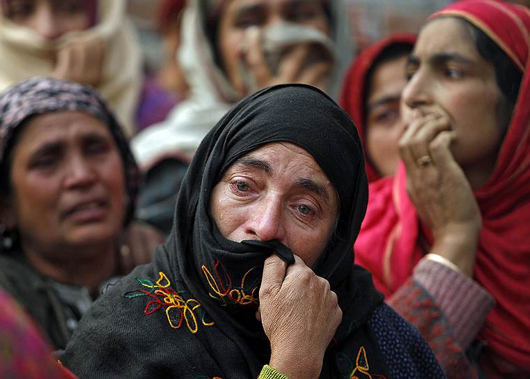 Панджаран, Индия. Родственница предполагаемого боевика Шиназа Ахмеда Ганаи плачет во время его похорон