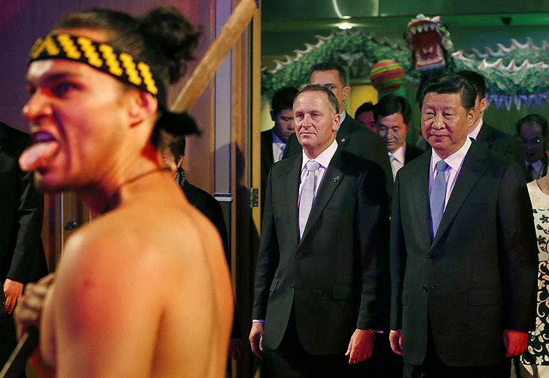 Окленд, Новая Зеландия. Председатель КНР Си Цзиньпин, премьер-министр новой Зеландии Джон Кей и воин маори 