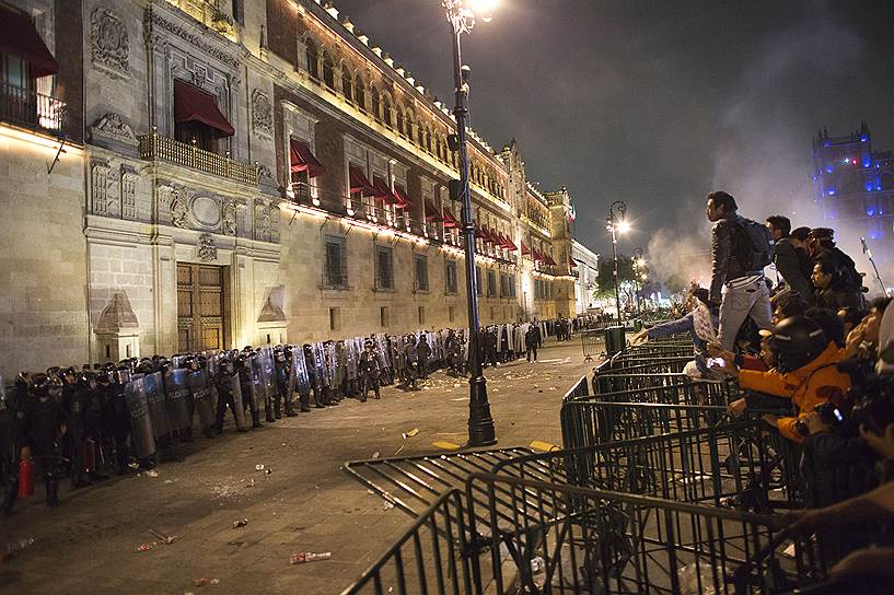 Мехико, Мексика. Акция протеста против пропажи и возможного убийства 43 студентов возле Национального дворца