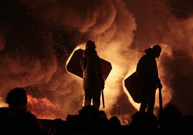 События, начавшиеся в Киеве в ноябре 2013 года, привели к многочисленным акциям протеста в течение следующих трех месяцев, столкновениям с силовиками, гибели более 100 человек и, в конечном итоге, смене власти в стране
