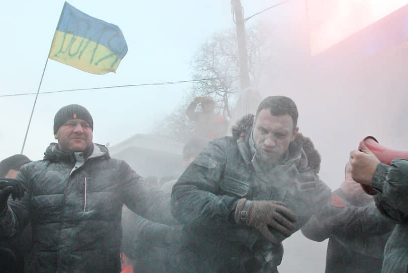 Единственным из лидеров Майдана в эпицентре оказывается лидер партии УДАР Виталий Кличко, который пытался остановить беспорядки, но радикальная часть протестующих встретила Кличко нецензурной речевкой футбольных фанатов и залила пеной из огнетушителя 
