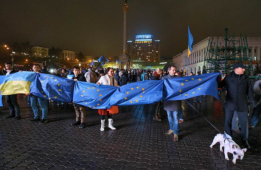 21 ноября. В 22:00 на майдане Незалежности в Киеве началась стихийная акция протеста. В ней участвовали от 1,5 тыс. до 3 тыс. человек 