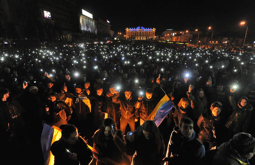 22 февраля. На Украине объявлен двухдневный траур по погибшим во время столкновений. На Майдане продолжили прощаться с погибшими в результате недавних столкновений
