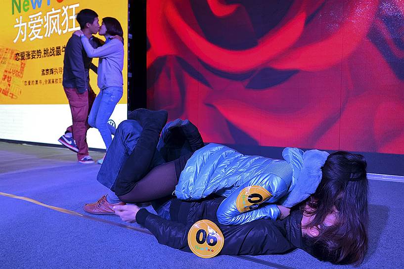 Ухань, провинция Хубэй, Китай. Около 20 пар приняли участие в конкурсе поцелуев, призом в котором стал смартфон iPhone 6