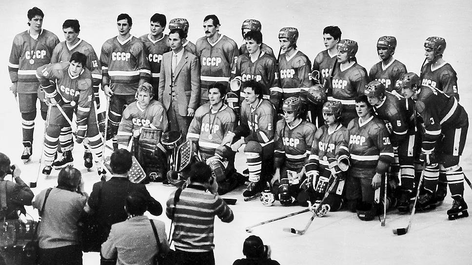 В 1977 году Виктор Тихонов возглавил сборную СССР, которая под его руководством восемь раз становилась чемпионом мира (в 1978, 1979, 1981, 1982, 1983, 1986, 1989, 1990 годах) и выиграла все чемпионаты Европы с 1978 по 1991 год