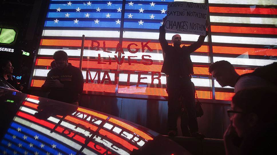Нью-Йорк. На Таймс-сквер собрались пикетчики в поддержку протестов в Фергюсоне