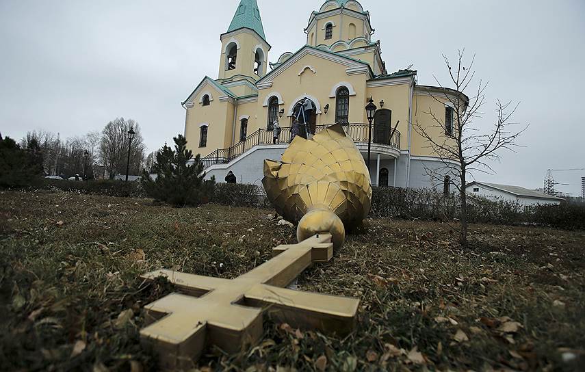 Донецк, Украина. Разрушенная в ходе боев в Куйбышевском районе православная церковь