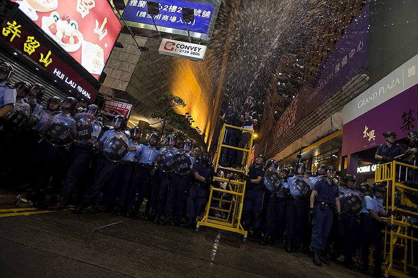Гонконг, Китай. Полиция применяет слезоточивый газ во время противостояния с протестующими в торговом районе города