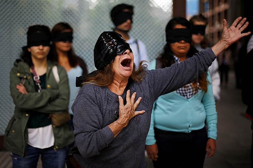 Сантьяго, Чили. Демонстранты во время митинга в поддержку 43 пропавших в Мексике студентов