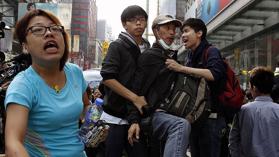 Лидеры студенческого движения Гонконга Джошуа Вонг (второй слева) и Лэстер Шум (справа)