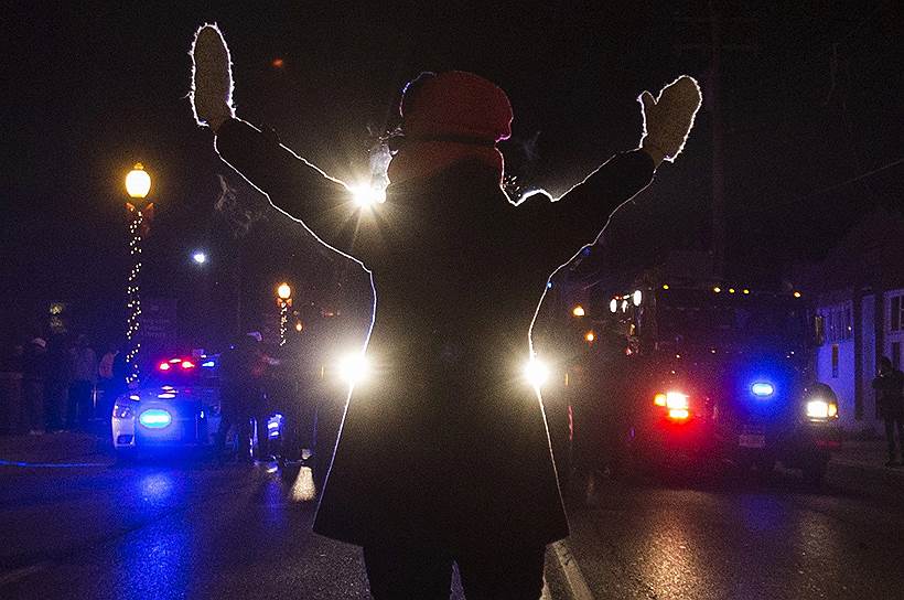 Фергюсон, США. Протестующая блокирует проезд полицейским
