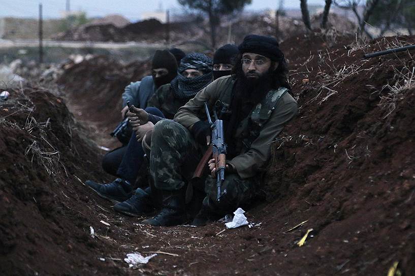 Алеппо, Сирия. Члены Аль-Каиды в окопе возле села аль-Захра, к северу от Алеппо