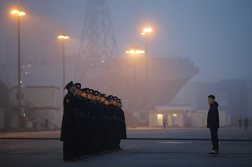 Сен-Назер, Франция. Российские моряки на построении перед вертолетоносцем Mistral
