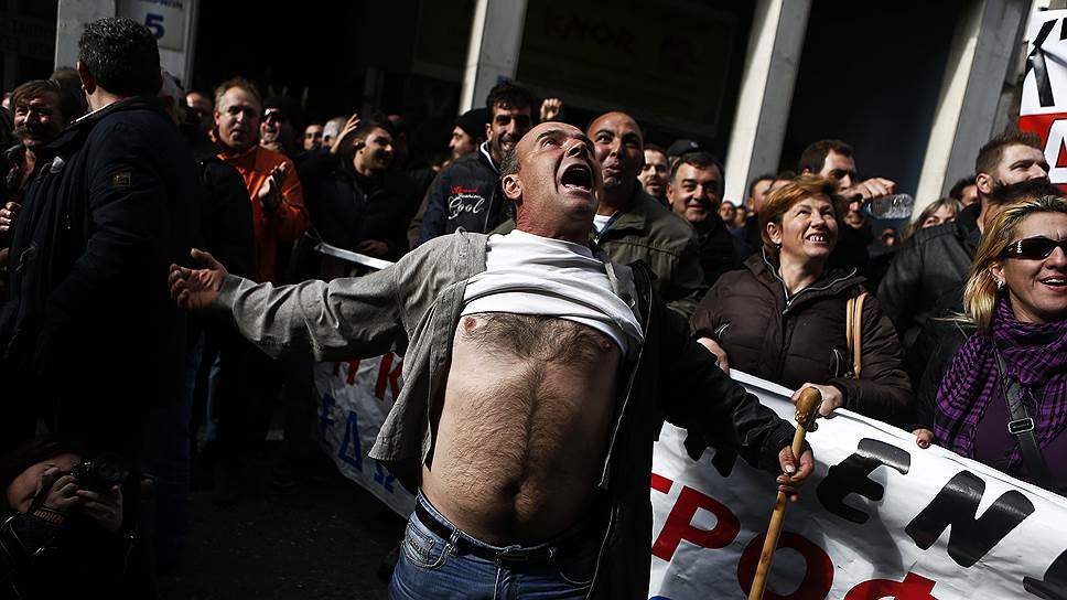 Афины, Греция. Фермер во время акции протеста у Министерства сельского хозяйства Греции