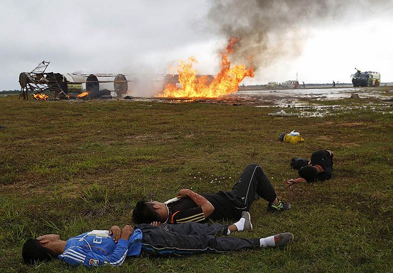 Куала—Лумпур, Малайзия. Люди, участвующие в имитации авиакатастрофы, во время учений в аэропорту Куала-Лумпура