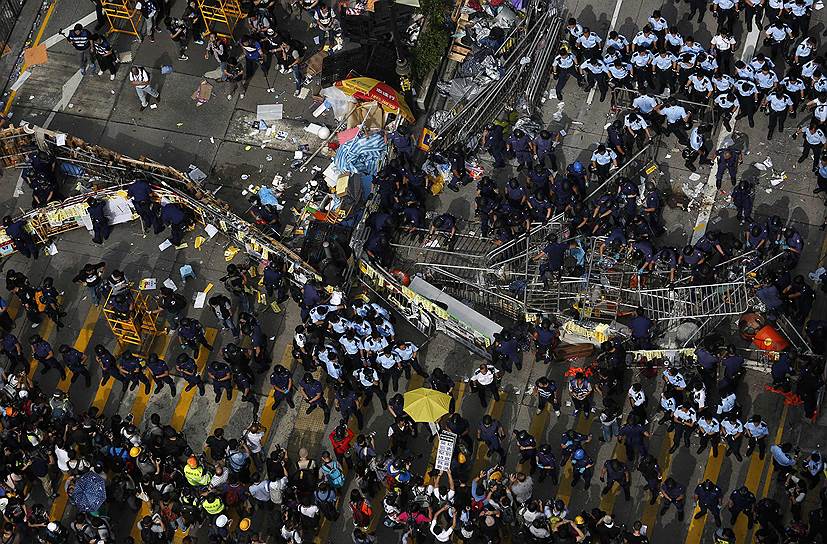 Гонконг, Китай. Полиция очищает район Монгкок от протестующих, демонтирует баррикады и палатки