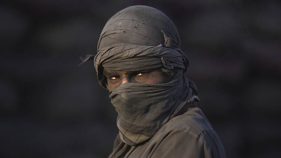 Кабул, Афганистан. Продавец угля на окраине Кабула