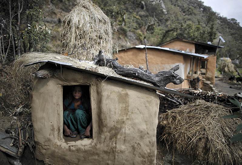 «Chaupadi» — ритуал изоляции женщин во время менструации в деревне Непала
&lt;br>Навеш Читракар: ««Chaupadi» — это традиция изоляции женщин и девушек во время менструации. В эти дни они считаются грязными, к ним нельзя прикасаться. В таких регионах как Ачхам традиция особенно сильна, так как имеет вековую историю. Но даже многие непальцы, живущие в других регионах, не знают, что это такое. Традиция заключается в том, что как только у женщины начинается менструация, ей запрещается входить в дом и проходить мимо храма.  Они не могут пользоваться общими колодцами с водой, прикасаться к животным и людям, посещать свадьбы. Ночью им не разрешается спать в доме — вместо этого они остаются в специальных хижинах, в которых зачастую нет окон или дверей. Когда я работал над этой историей, я встретил девушку. Ее звали Уттара Сауд, ей было лишь 14 лет. Она рассказала мне, что вынуждена даже пропускать школу во время менструации. Позднее я понял, что «chaupadi» не только приносит девушкам дискомфорт и приводит к изоляции, но и иногда отбирает у них жизнь. Изолированные и незащищенные, они умирают от укусов змей, нападений диких животных, холода и по многим другим причинам. Известны случаи, когда девушка, разлученная со своей семьей, становилась жертвой изнасилования»  
