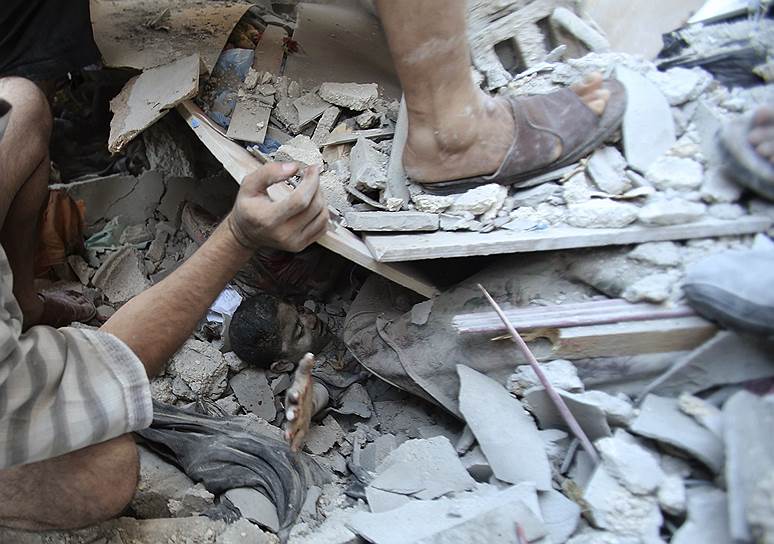 Выжившего во время обстрела Газы мальчика достают из-под обломков разрушенного дома
&lt;br>Абу Мустафа: «Я был дома со своим коллегой, когда услышал два взрыва. Судя по крикам, доносившимся с улицы, это снова были израильские обстрелы. Вдруг я понял, что крыша взорванного дома сделана из асбеста, поэтому осознал, что это приведет к серьезным потерям. Когда было извлечено тело первого потерпевшего, кто-то начал кричать о том, что в доме есть дети. Я подобрался поближе, чтобы сфотографировать этих детей. Мальчик на этой фотографии — Махмуд аль-Гои. Ему 10 лет. Девять его родственников погибли в результате обвала дома. Семеро были ранены. То, что я увидел, пока его доставали из-под завалов, было худшим впечатлением в моей жизни. Я плакал, пока делал фото. Этот мальчик был так похож на моего сына. Мой коллега знал родственников Махмуда и сопровождал его до госпиталя» 
