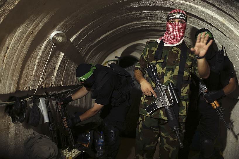 Палестинские бойцы одного из подразделений «Хамас» в подземном тоннеле по пути в Газу
&lt;br>Мухаммед Салем: «Разрешение на съемку, которое Reuters получил от «Хамаса», было обусловлено попыткой продемонстрировать тоннели, которые исламисты используют в войне в Газе. Я был частью команды Reuters, которая получила эксклюзивный доступ в тоннели. Они используются бойцами «Хамас» в войне против Израиля. Чтобы попасть в тоннель, нам завязали глаза и привезли в незнакомое место. Вдруг я оказался в темном и пугающем тоннеле. Я едва мог дышать от холода и темноты. Тоннель был узкий и темный, поэтому фотографировать было очень сложно. Команда Reuters  стала первой, кто смог сделать такую историю. Фотографии были опубликованы во многих газетах по всему миру» 