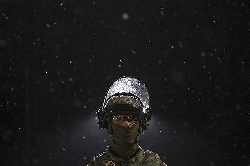 Фергюсон, штат Миссури, США. Боец Национальной гвардии во время снегопада