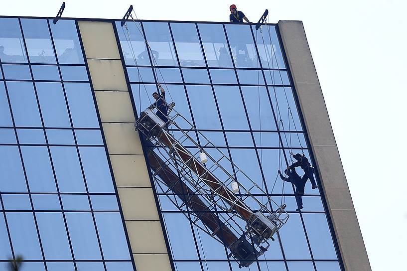 Сантьяго, Чили. Мойщики окон, застрявшие на высоте 50 метров из-за сломавшейся люльки