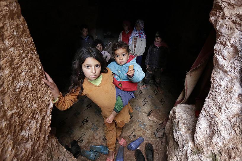 Идлиб, Сирия. Дети, прячущиеся от боевых действий в древнем подземном кладбище