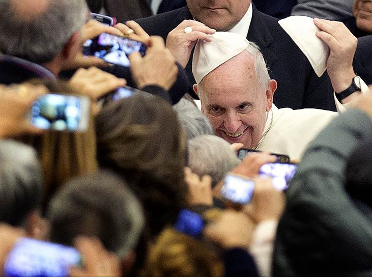 Ватикан. Папа римский Франциск меняет шапочки во время аудиенции в зале им. Павла VI