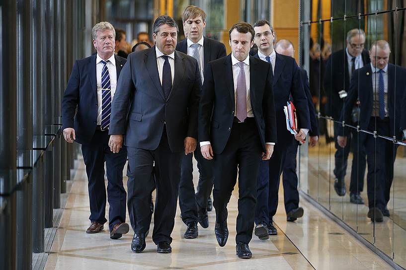 На первом плане: Министр экономики Франции Эмманюэль Макрон (справа) и его немецкий коллега Зигмар Габриэль