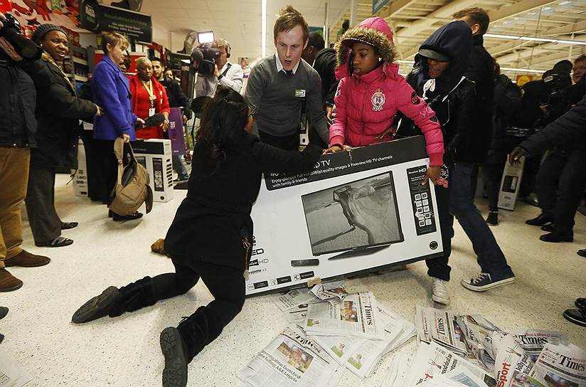 Лондон, Великобритания. Покупатели борются за телевизор во время распродажи «Черной пятницы» в гипермаркете Asda