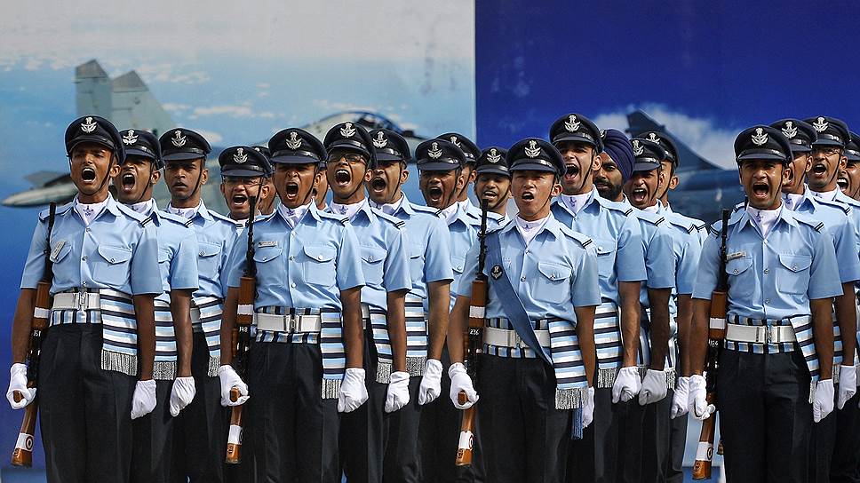 Бангалор, Индия. Выпускники летного училища ВВС Индии во время торжественной церемонии окончания учебы