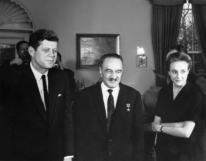 1962 год. В Вашингтоне прошла встреча первого заместителя Совета министров СССР Анастаса Микояна (в центре) с президентом США Джоном Кеннеди (слева). Переговоры были посвящены мирному разрешению Карибского кризиса

