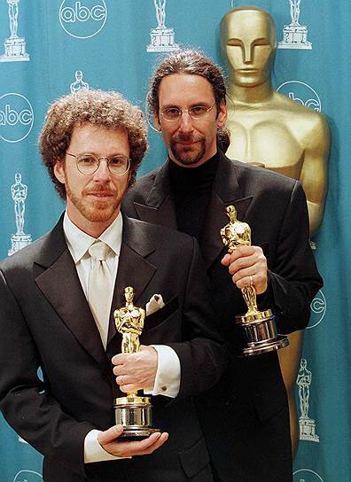 «Голливудское кино — это такой беззащитный мальчик для битья, потому что и правда большая его часть — говно. Но это неудивительно. Это скорее натуральный побочный продукт здоровой, крайне продуктивной индустрии» (Джоэл Коэн)
&lt;br>На фото: Итан (слева) и Джоэл Коэн на церемонии премии «Оскар» в 1997 году с наградами за лучший сценарий