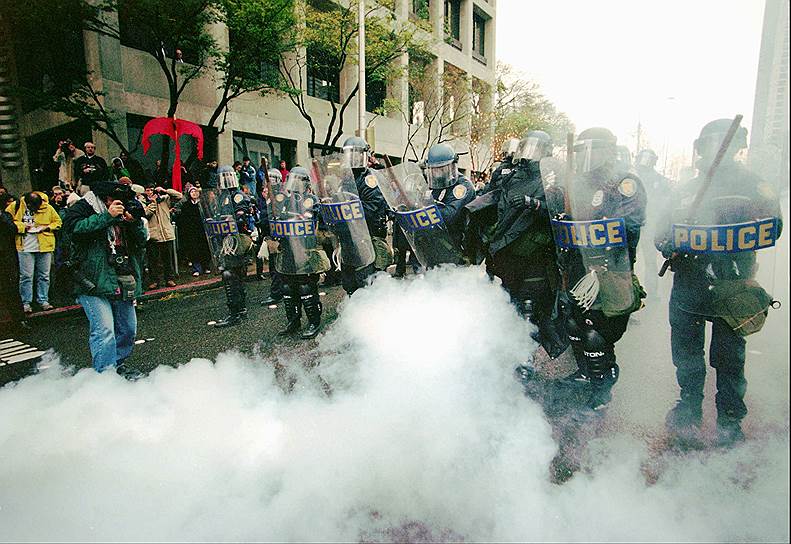 1999 год. В Сиэтле (США) прошли демонстрации противников встречи ВТО, которые переросли в столкновения протестующих с полицией и Национальной гвардией