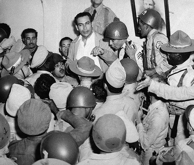 10 марта 1952 года на Кубе произошел государственный переворот, в результате которой к власти пришел диктатор Фульхенсио Батиста (на фото в центре)