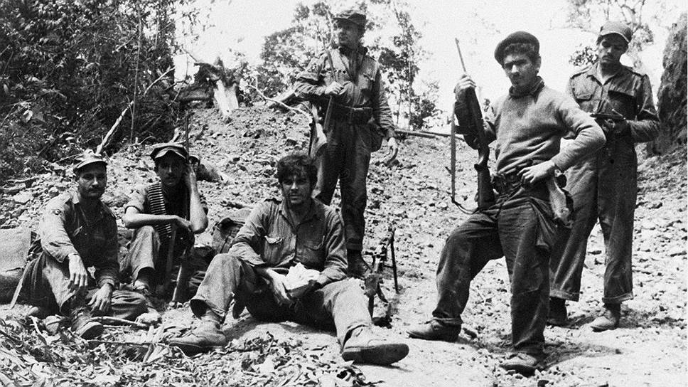 Что касается «Движения 26 июля», отряд был обнаружен правительственными войсками во время подготовки в районе Алегрия-дель-Пио. Активистам чудом удалось избежать полного уничтожения, они с трудом достигли горного массива Сьерра-Маэстре и закрепились там