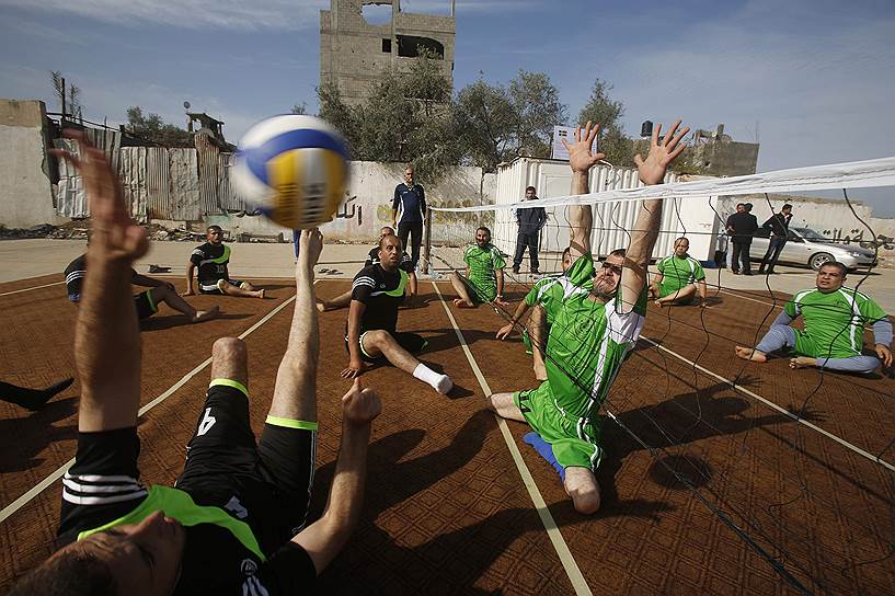 Газа, Палестина. Инвалиды во время игры в сидячий волейбол
