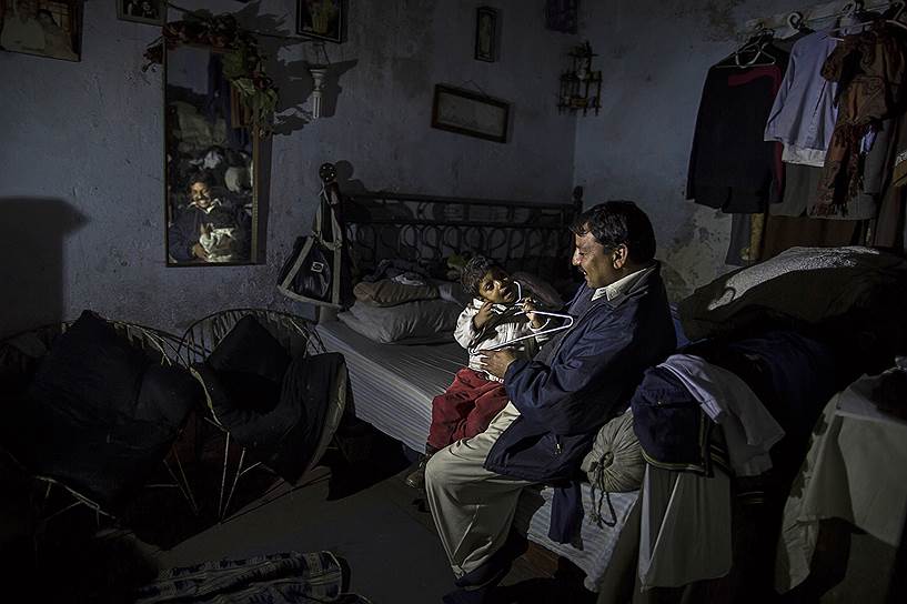 Исламабад, Пакистан. Мужчина играет со своим сыном в христианской трущобе города