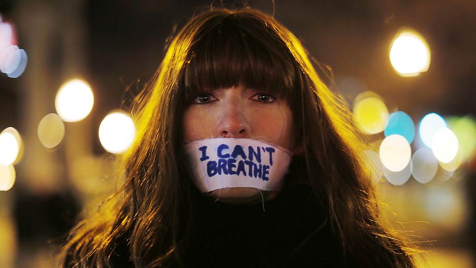 Гарнер был болен астмой, и его последние слова — «Я не могу дышать» — были растиражированы на плакатах участников акции
