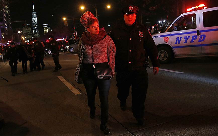 Демонстрации в Нью-Йорке стали продолжением событий в Фергюсоне, где до этого прошли не менее масштабные протестные акции
