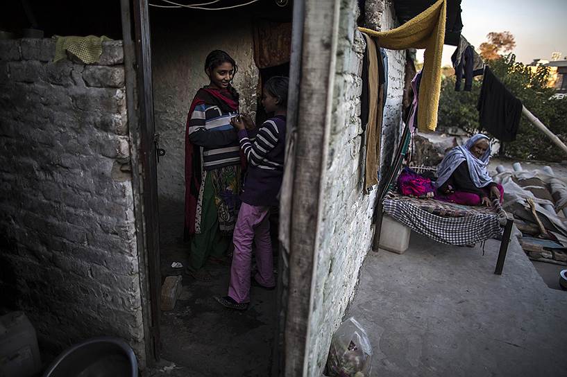 Исламабад, Пакистан. Дети в лачуге христианской трущобы