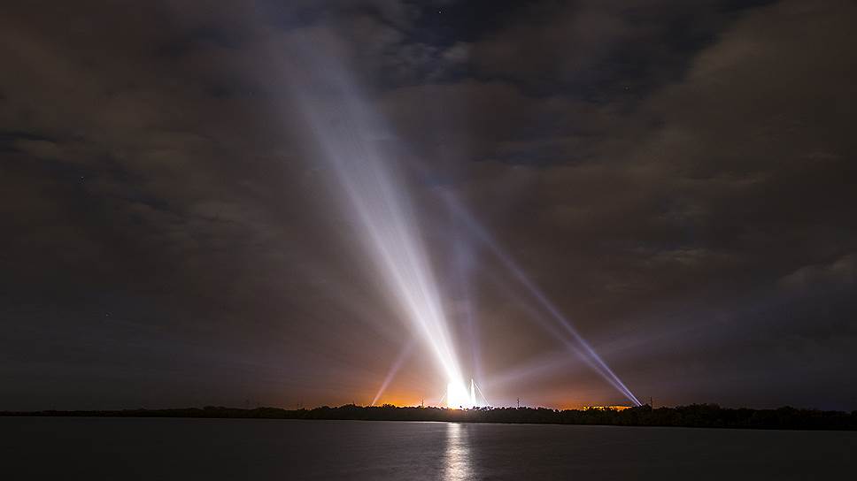 Мыс Канаверал, США. Ракета Delta IV с космическим кораблем Orion на стартовой площадке перед первым тестовым полетом